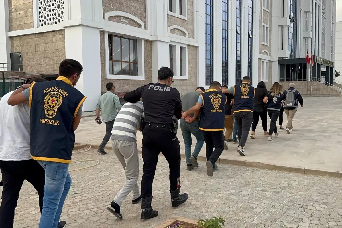 Masaj salonuna fuhuş baskını! 7 kadın kurtarıldı, çok sayıda fantezi ürün ele geçirildi