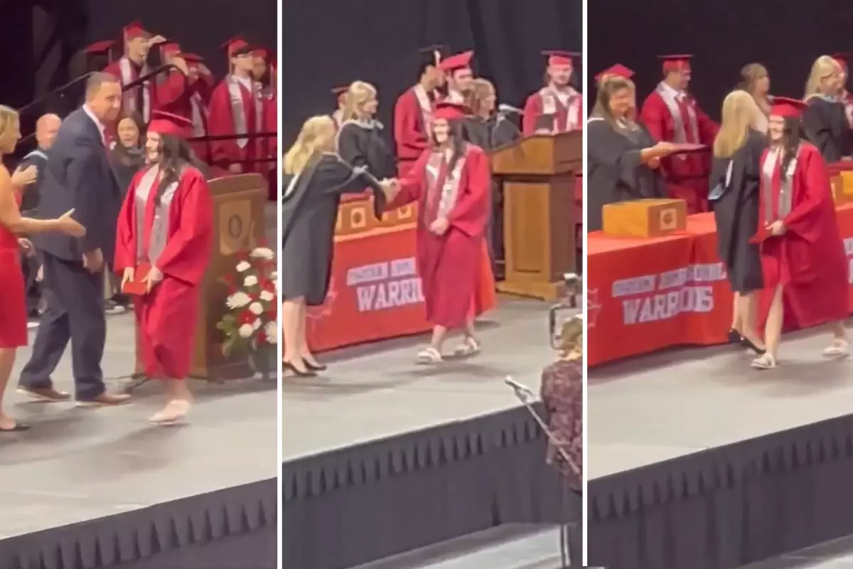 Mezuniyet törenine öğrencinin protestosu damga vurdu