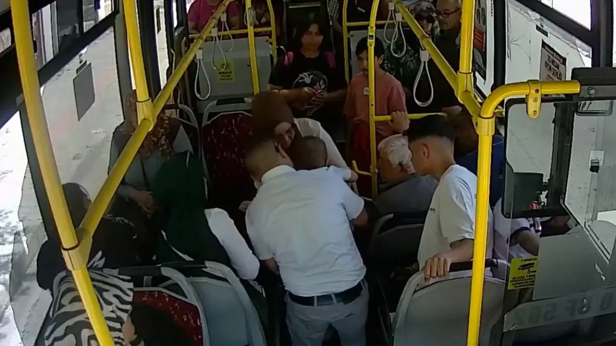Halk Otobüsünde Boğulma Tehlikesi Geçiren Bebek Kurtarıldı