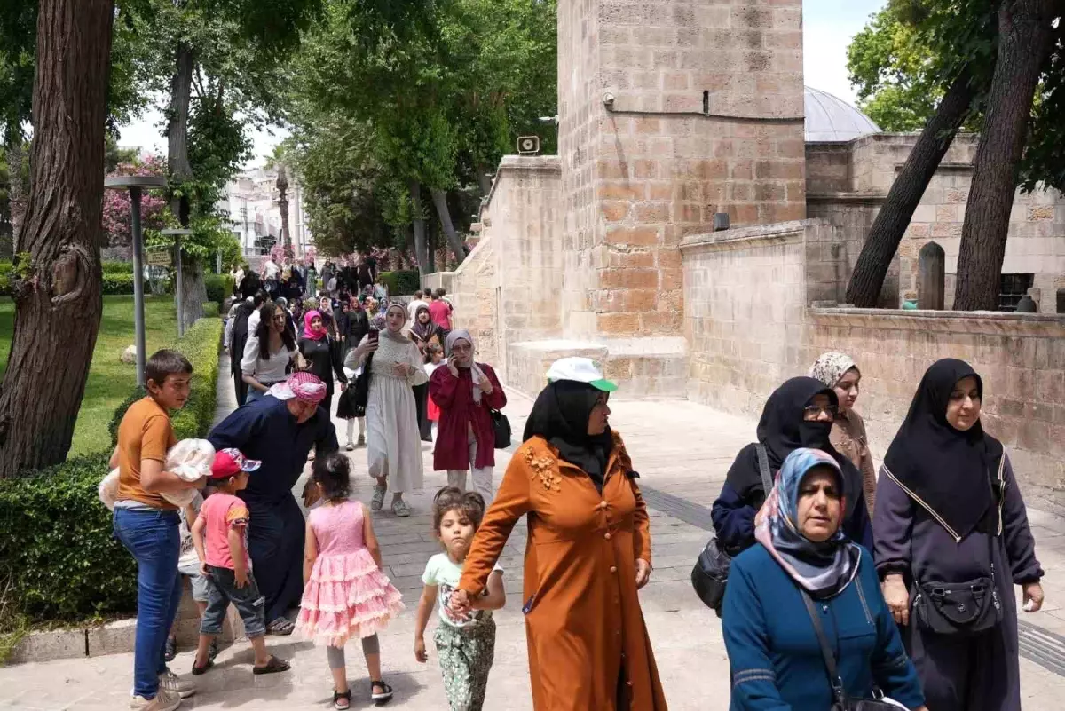 Şehitkamilli kadınlardan Şanlıurfa\'ya tarihi gezi