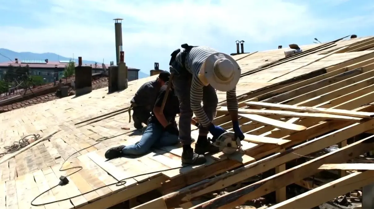 Erzincan\'daki Yangında Zarar Gören Esnafın Mağduriyetleri Gidermeye Çalışılıyor