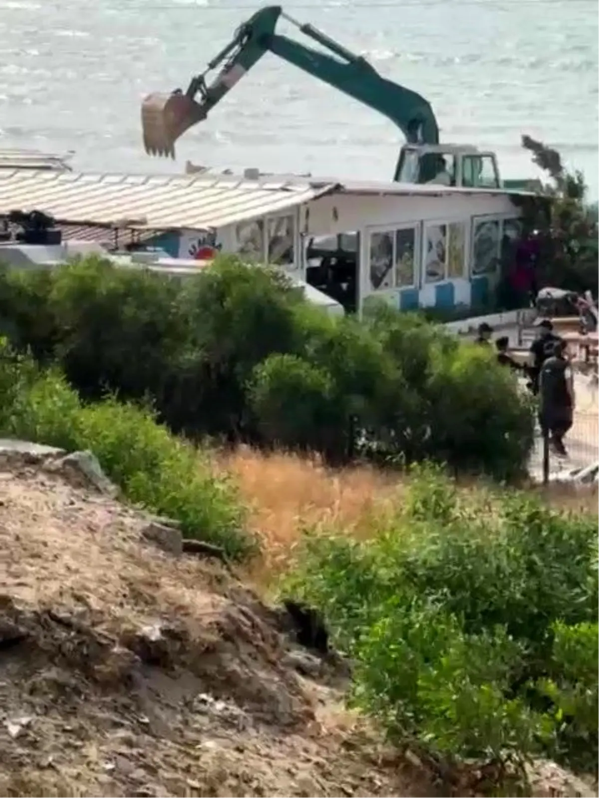 Karataş\'ta İzinsiz Barakalar Yıkılıyor
