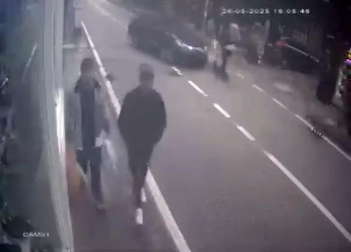 Bursa\'da Ani Dönüş Kazası: Scooter Sürücüsü Yaralandı