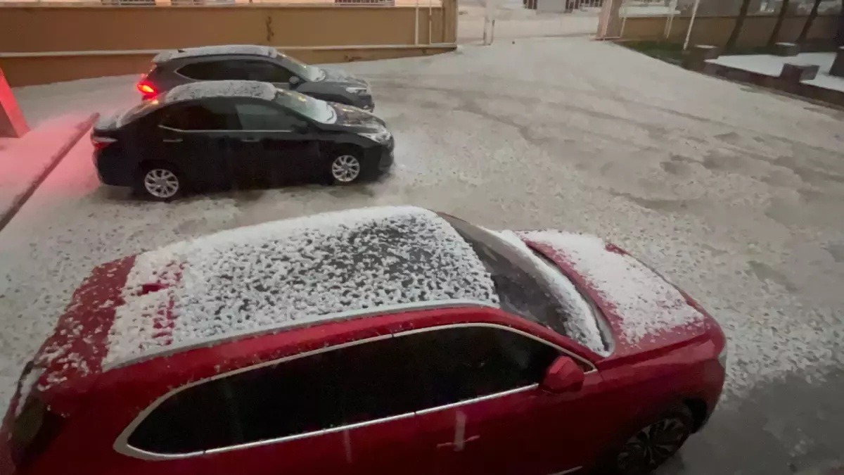 Ardahan\'da Dolu Yağışı Kenti Beyaza Bürüdü