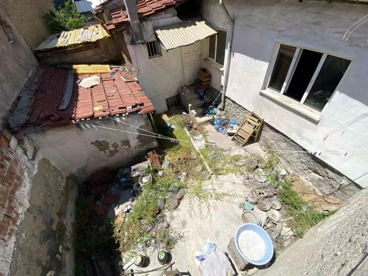 Eskişehir\'de Çöp Ev Kötü Koku Yaydı