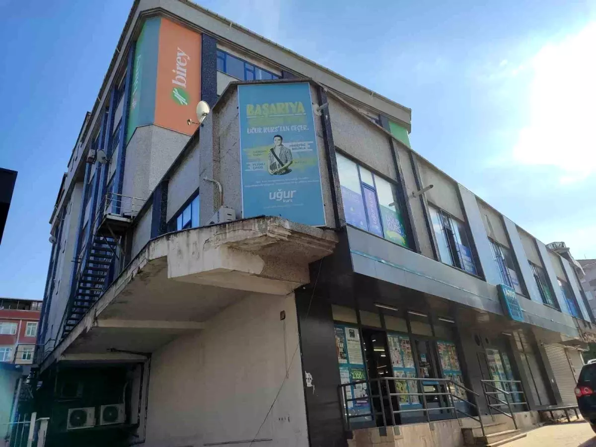 Güngören\'de Dershane Reklam Panosu Düştü