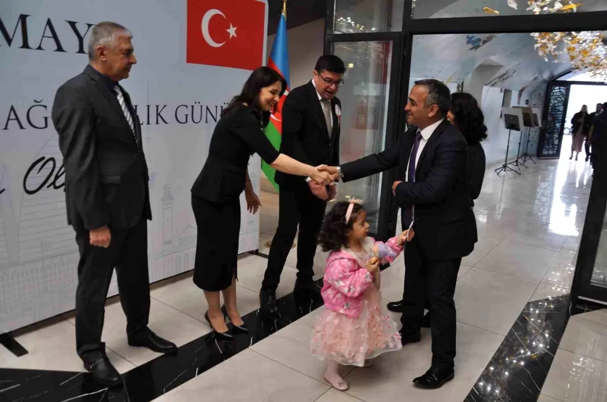 Kars\'ta Azerbaycan Bağımsızlık Günü etkinliği