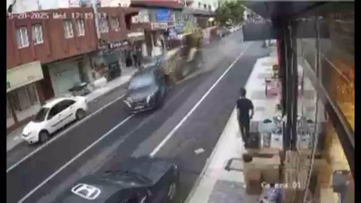 Hatay\'da Kepçe Trafikteki Araçlara Çarptı