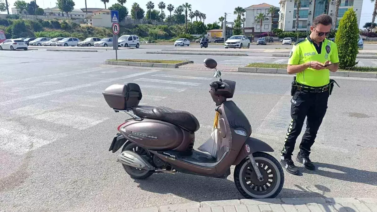 Manavgat\'ta Motosiklet - Otomobil Çarpıştı: 1 Yaralı