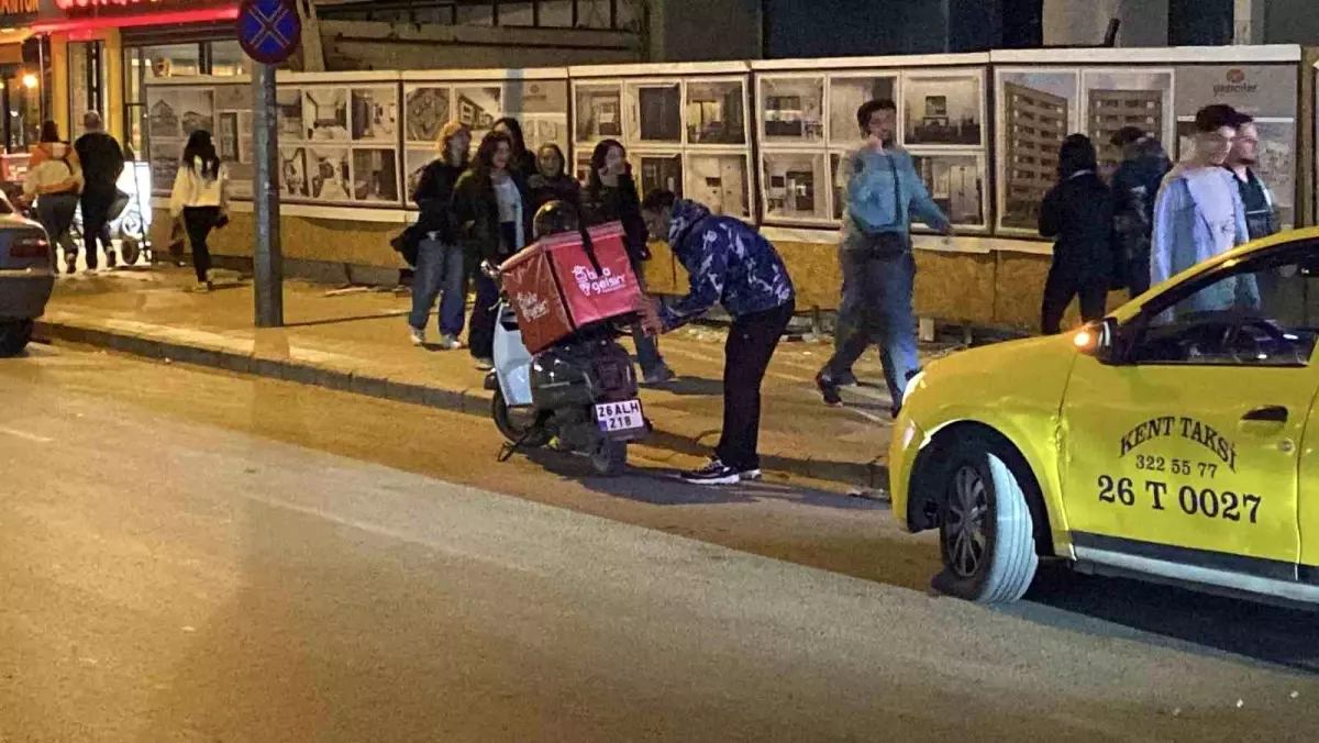 Eskişehir\'de Motosikletli Kurye Kaza Geçirdi