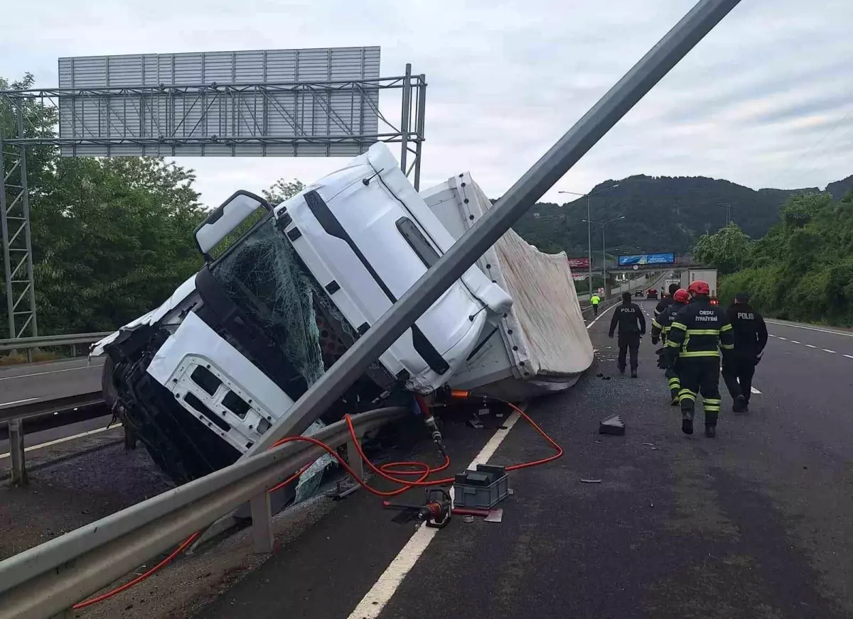 Ünye\'de Trafik Kazası: Tır Sürücüsü Kolunu Kaybetti