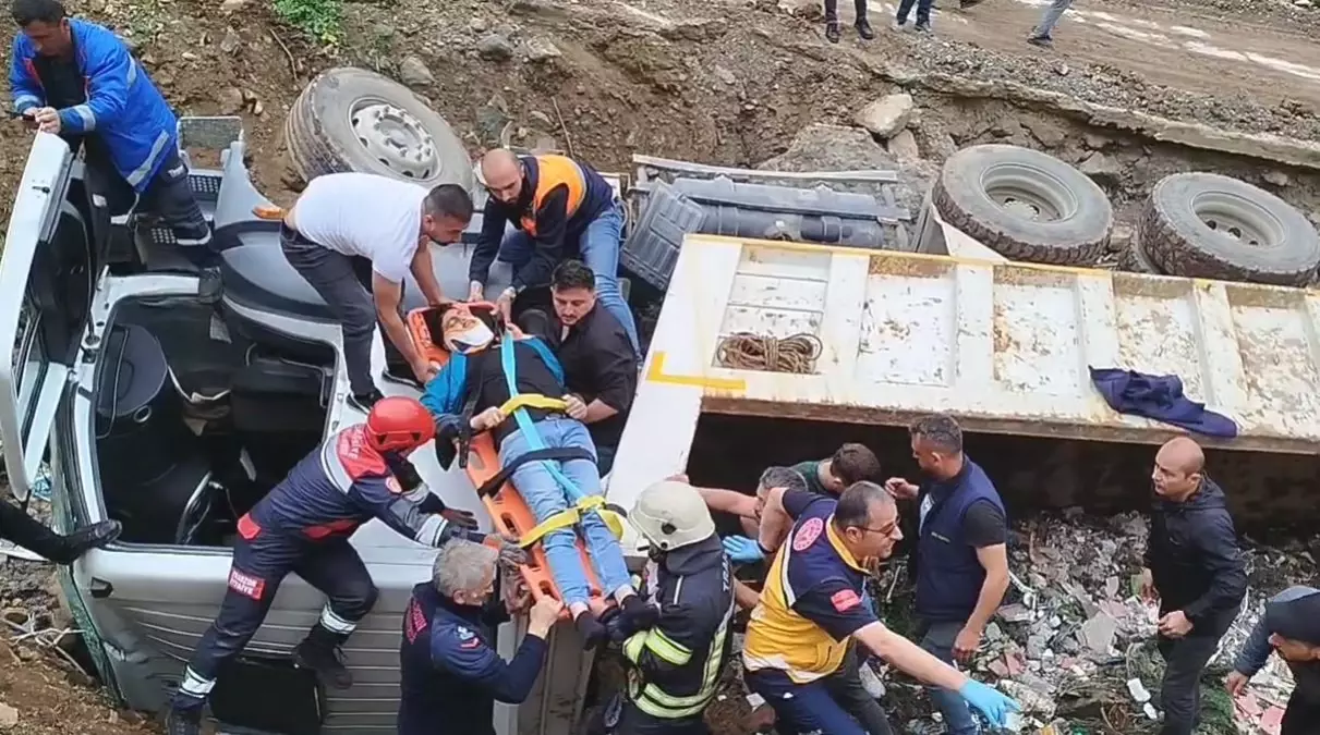Kamyon Şarampole Devrildi, Şoför Yaralandı