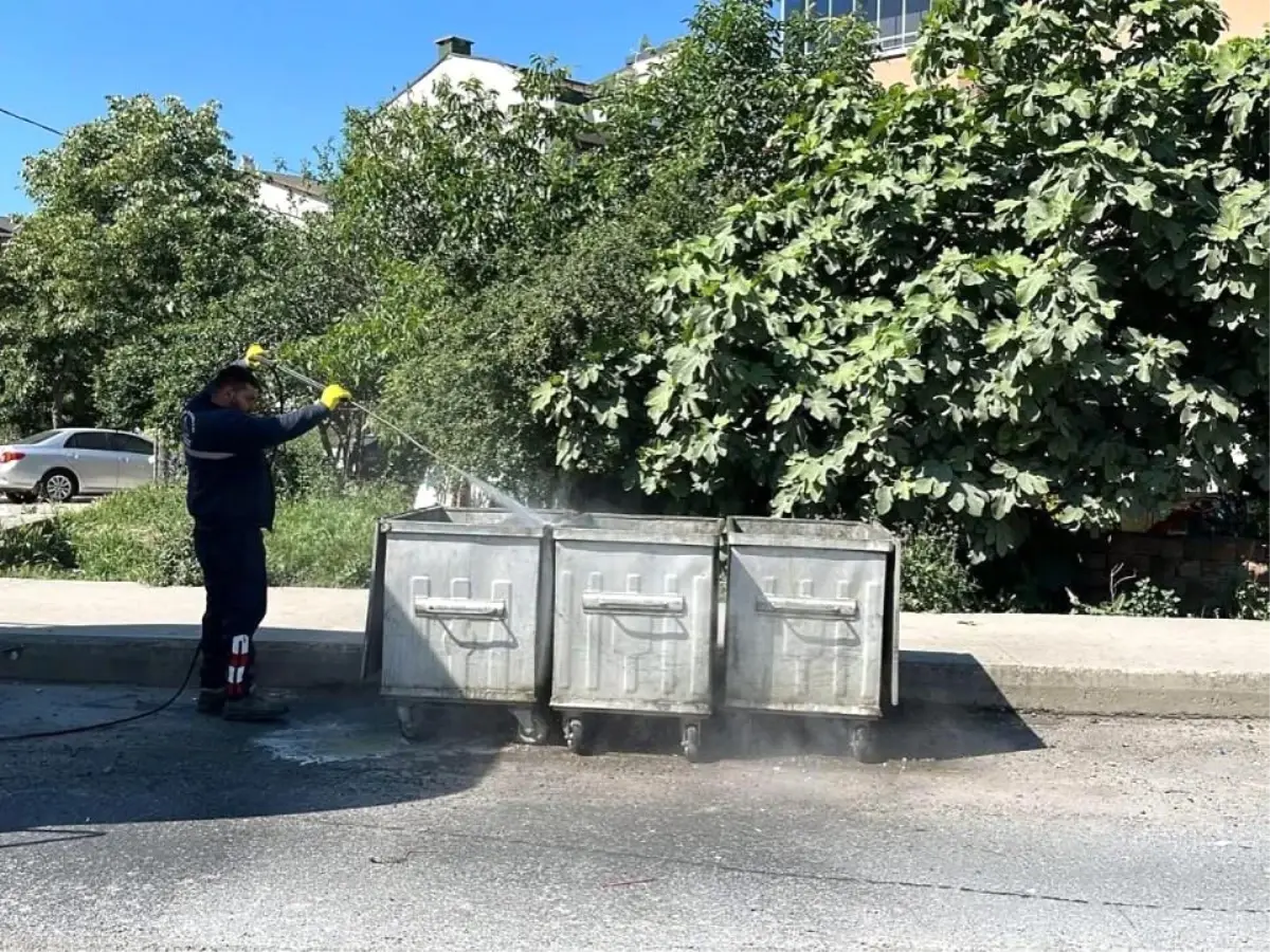 Silivri Belediyesi Yazın Çöp Konteynerlerini Dezenfekte Ediyor
