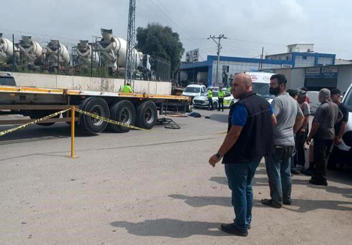 Mersin\'de Tır Çarpan Bisikletli Genç Hayatını Kaybetti