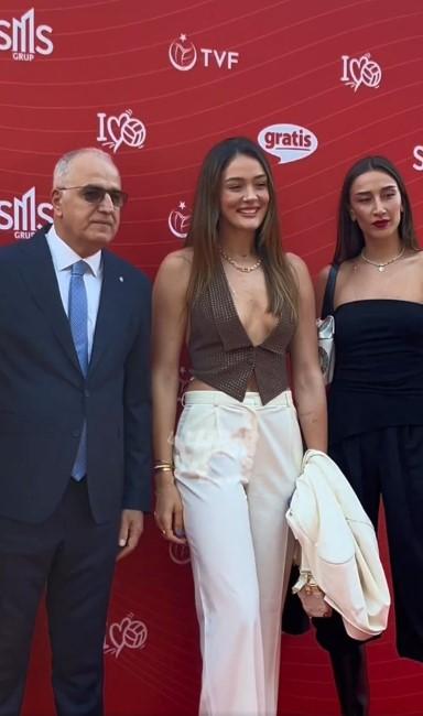 Zehra Güneş'in parti kombini! Derin dekoltesiyle büyüledi Zehra Güneş'in parti kombini! Derin dekoltesiyle büyüledi