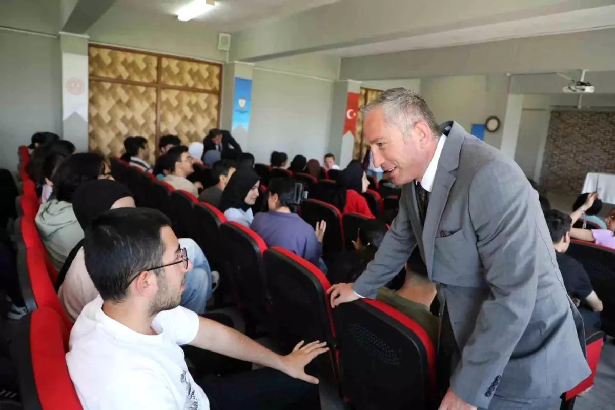 Ağrı Milli Eğitim Müdürü Kökrek\'ten YKS öğrencilerine moral ziyareti