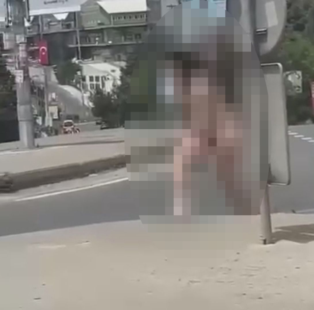 Başakşehir'de Çıplak Yürüyen Kadın Kameralara Yansıdı