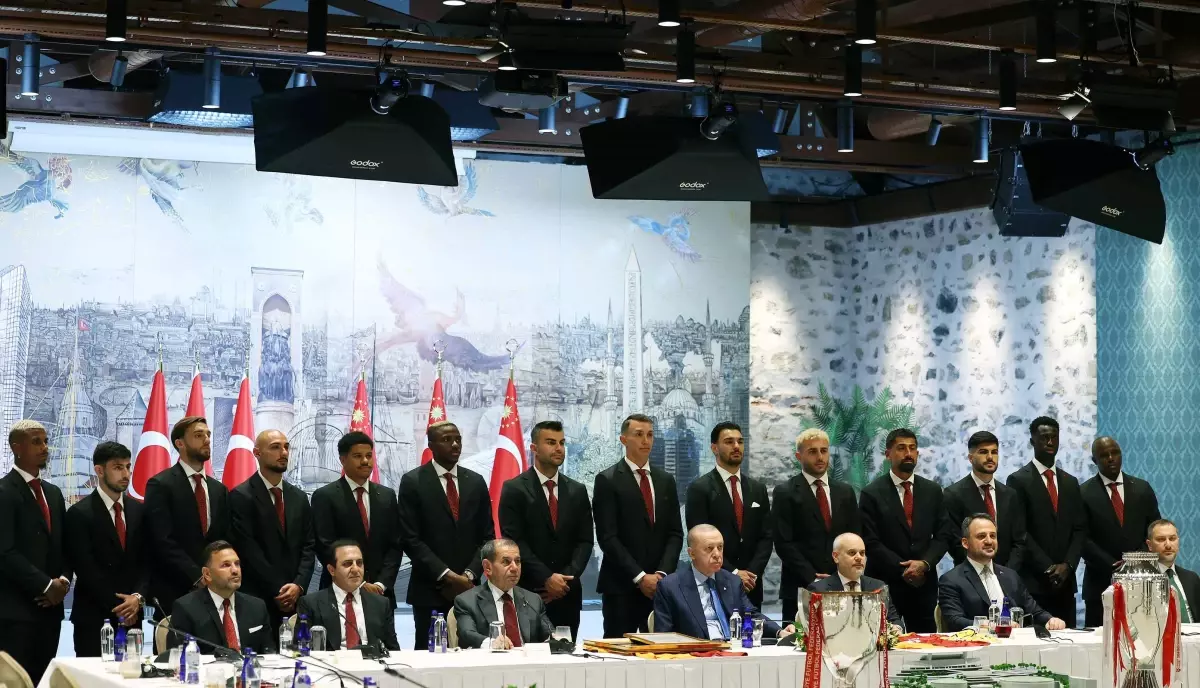 Cumhurbaşkanı Erdoğan, şampiyon Galatasaray\'ı kabul etti / Ek video
