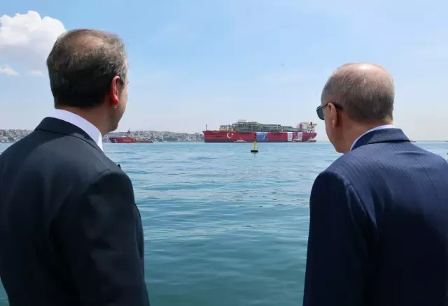 İstanbul Boğazı'nda tarihi an! Cumhurbaşkanı Erdoğan, 'Osman Gazi'yi Karadeniz'e uğurladı