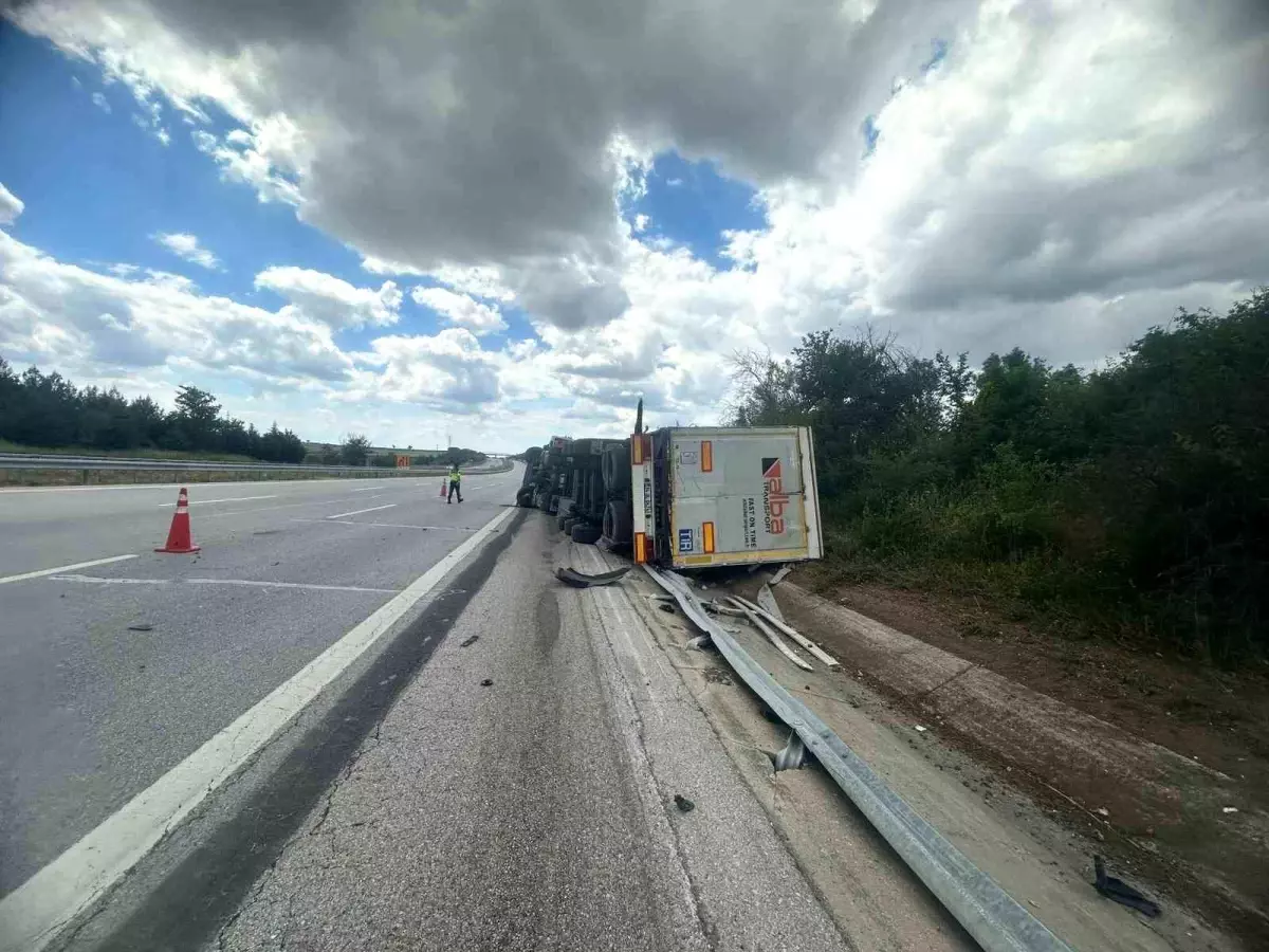 Edirne\'de Devrilen Tırda Sürücü Yaralandı