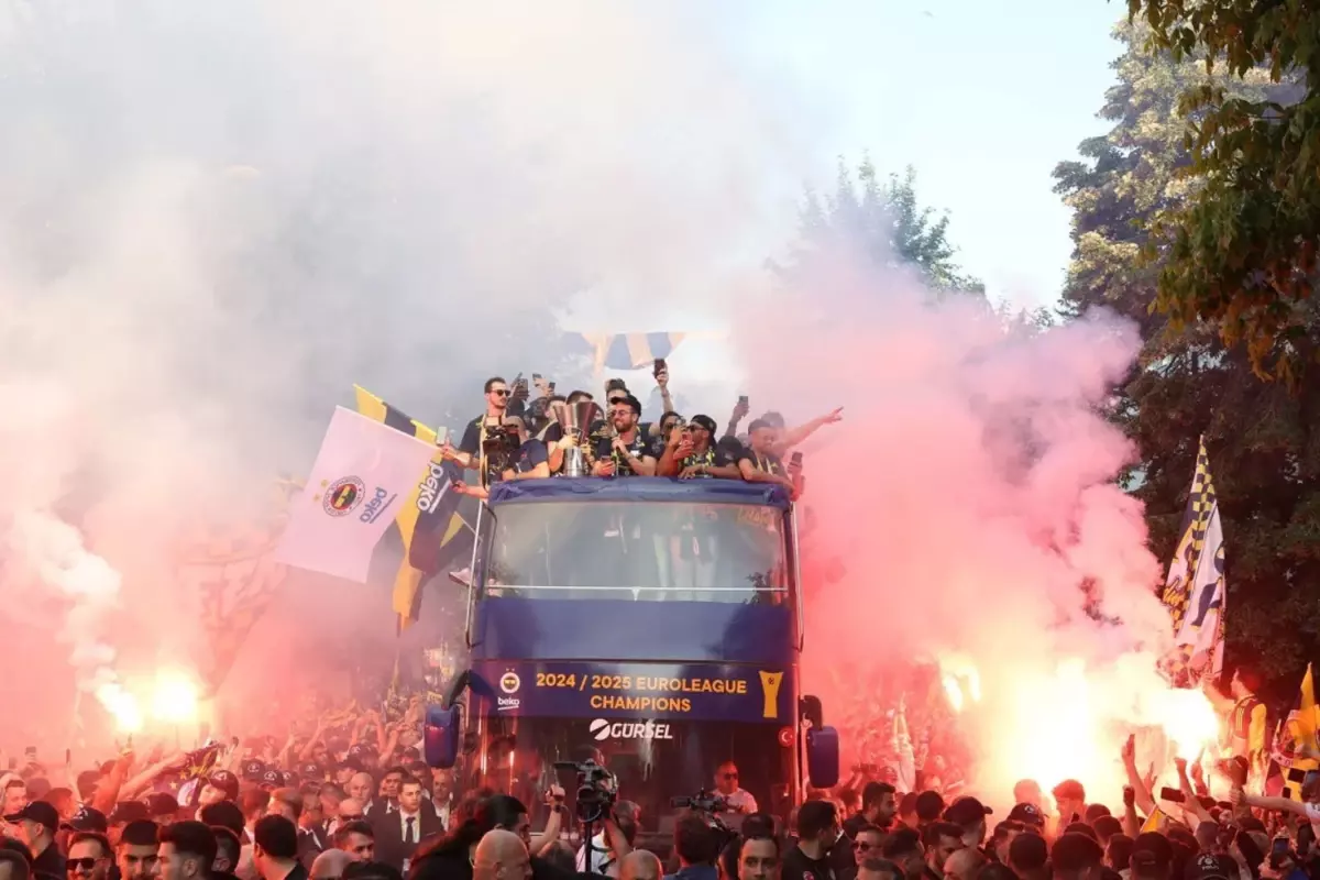 Galatasaray\'dan Fenerbahçe\'nin şampiyonluğuna olay gönderme 