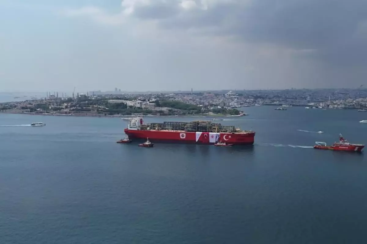 İstanbul Boğazı\'nda tarihi görüntüler! Geçişi 11 saat sürecek