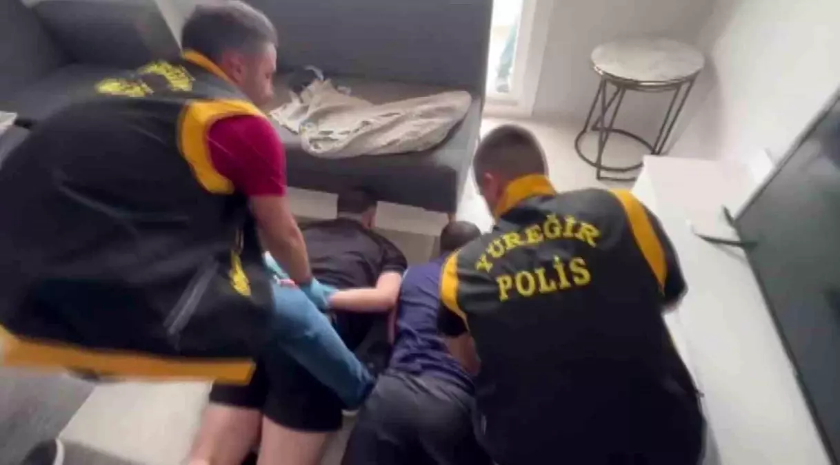 Minibüsteyken husumetlisini görüp defalarca ateş etti: O anlar kamerada