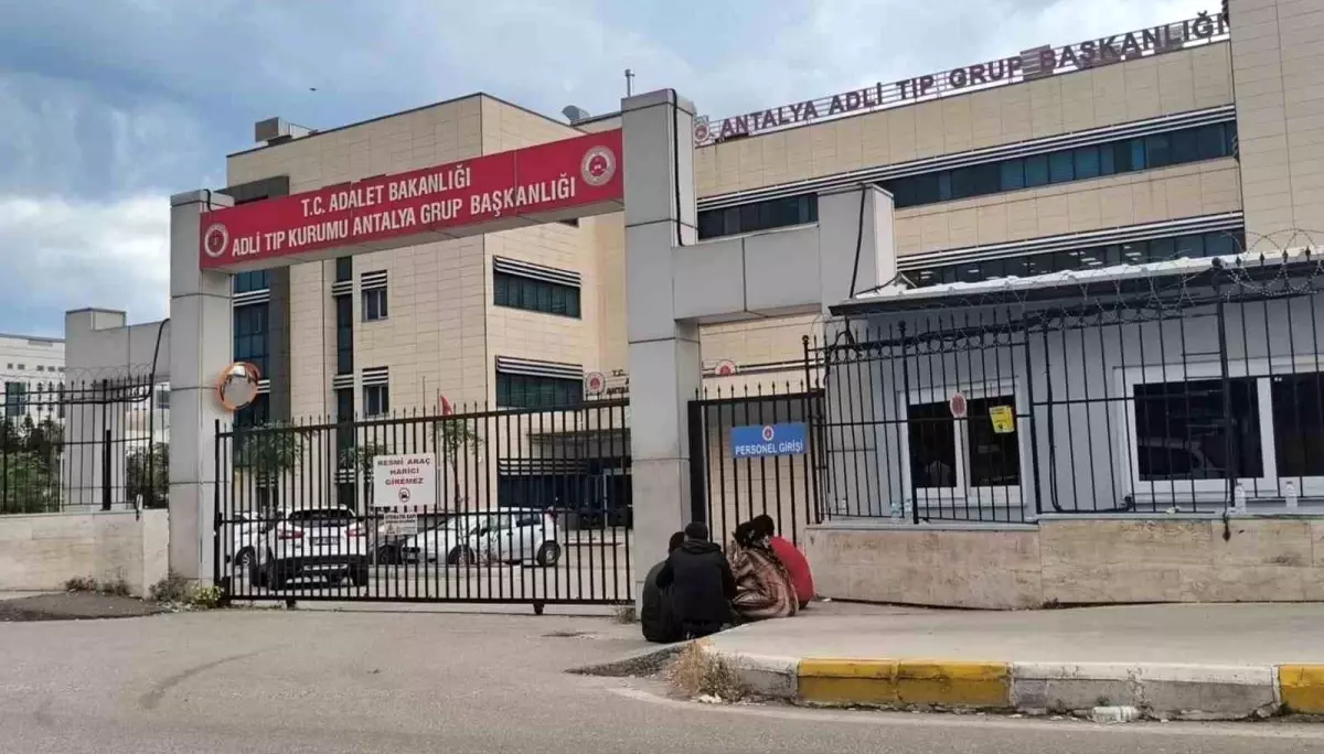 Antalya\'da Balkon Düşmesi: 2 Yaşındaki İsmail Hayatını Kaybetti