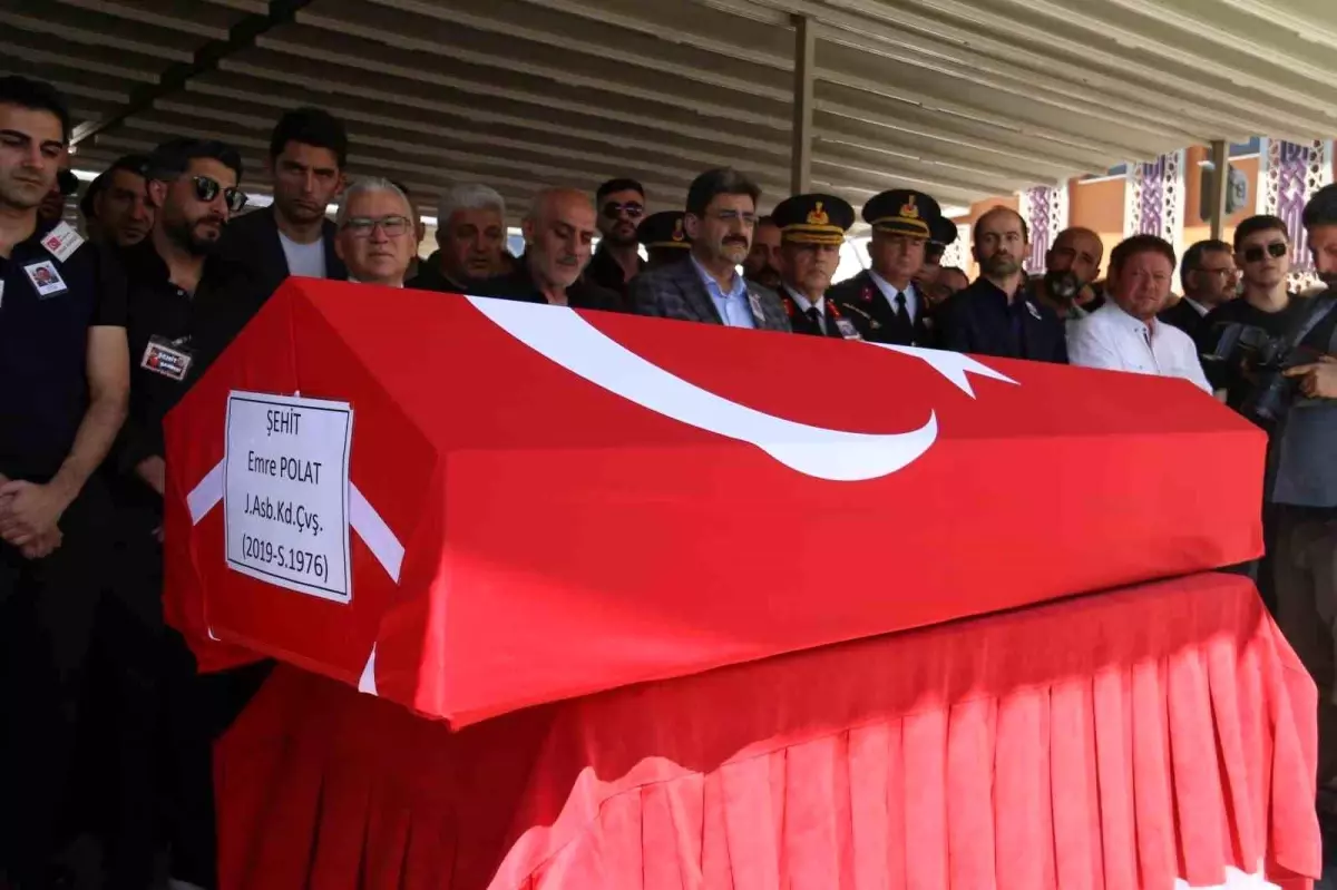 Şehit Jandarma Astsubay Emre Polat memleketi Sivas\'ta kılınan cenaze namazının ardından toprağa verildi