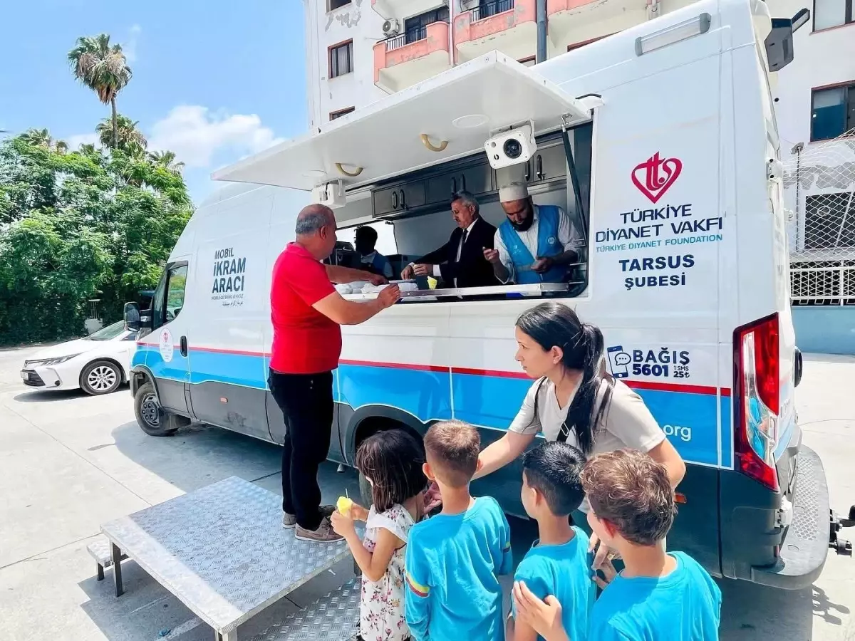 Tarsus Müftülüğü\'nden Öğrencilere Dondurma İkramı
