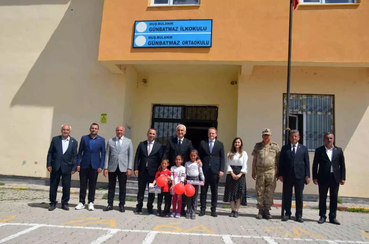 Vali Çakır, Öğrencilerle Kitap Okumanın Önemini Vurguladı