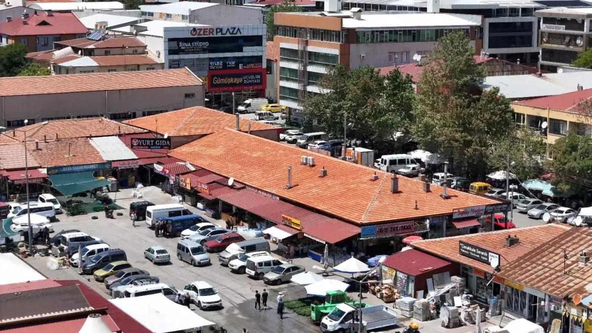 Erzincan Buğday Meydanı\'ndaki Yangın Sonrası Çatı Yenileme İşlemleri Tamamlandı