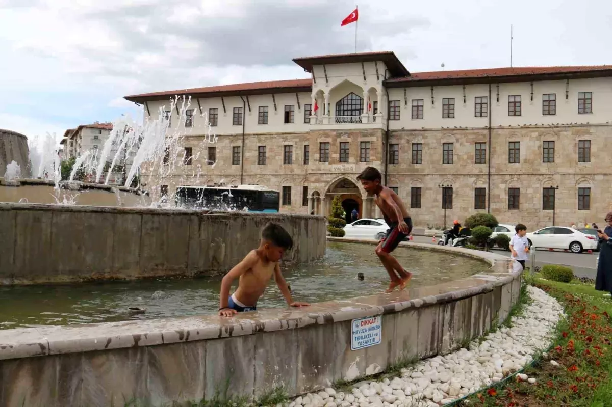 Sivas\'ta çocuklar süs havuzunda serinlemeye çalıştı