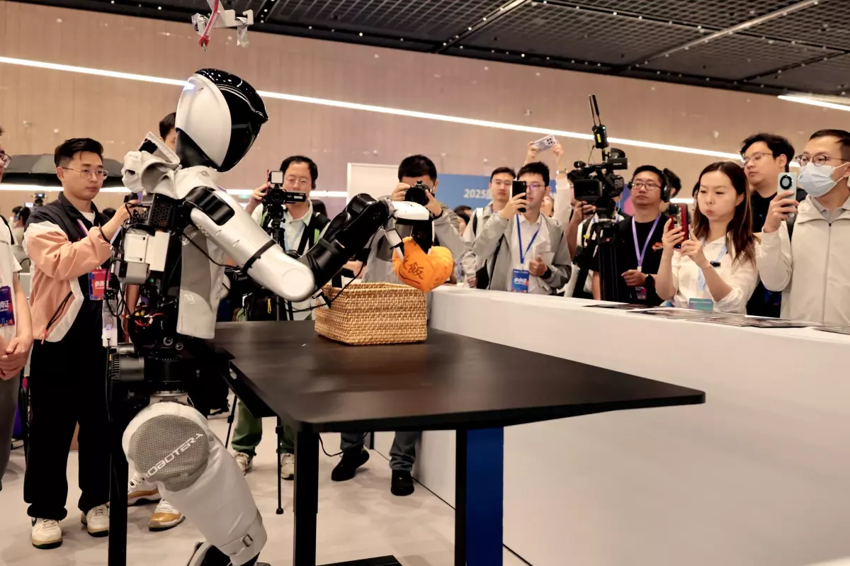 2025 İnsansı Robot Yarışması Şanghay\'da Başladı