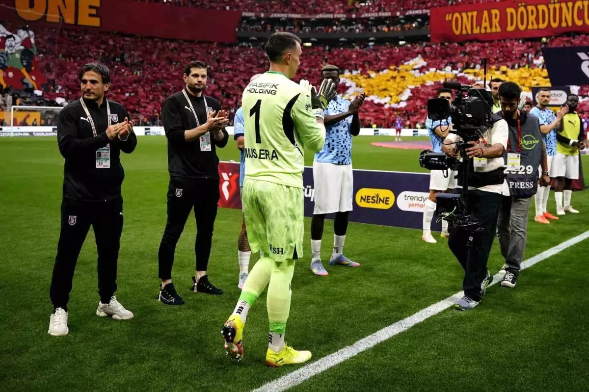 Başakşehir\'den Galatasaray\'a Alkış