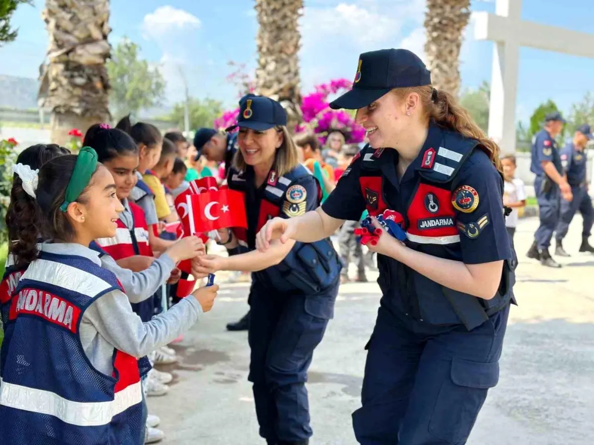 Jandarma, Buharkent\'teki Öğrencilere Tanıtıldı