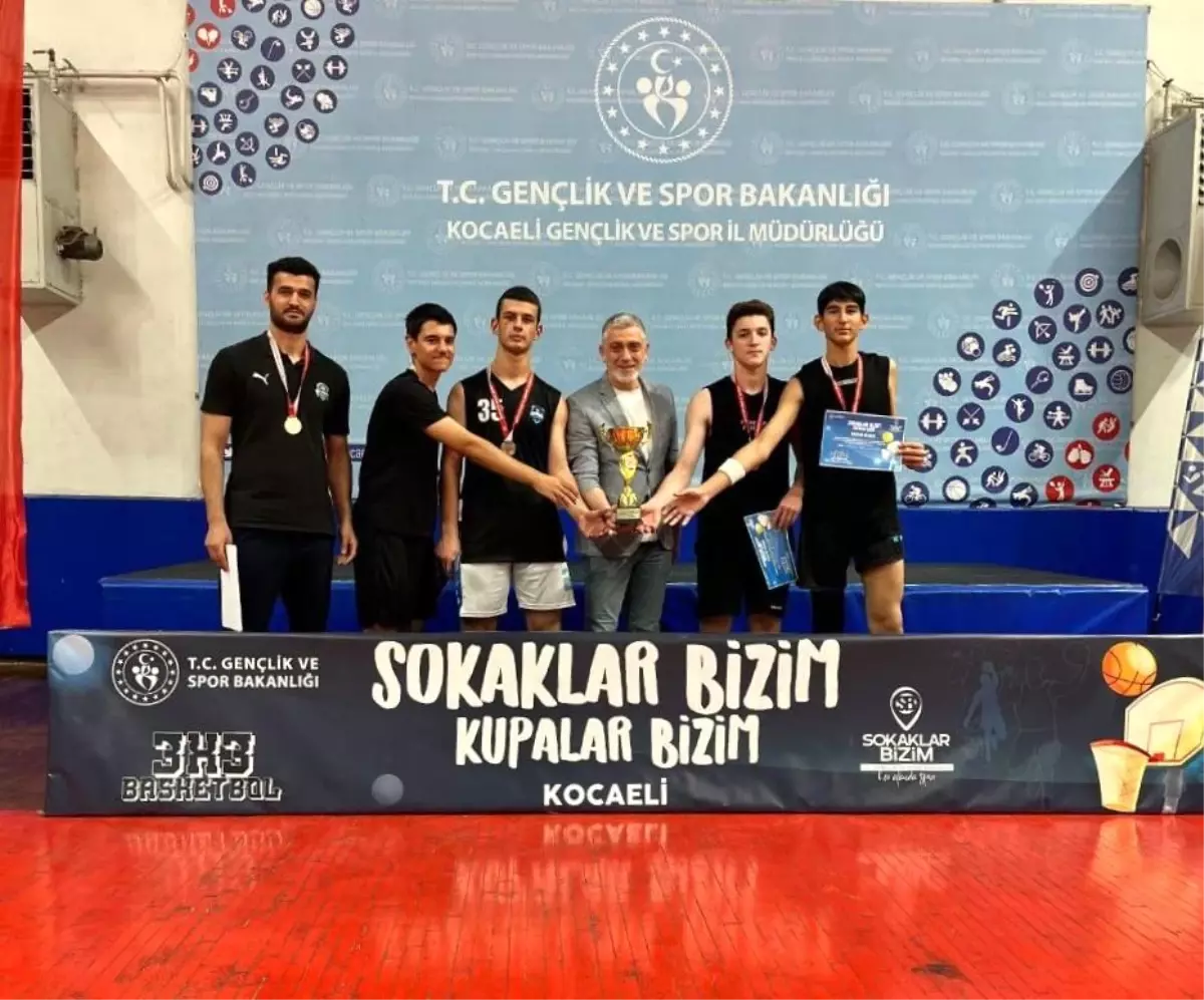 Çayırova\'nın Genç Basketbol Takımı İl Şampiyonu Oldu