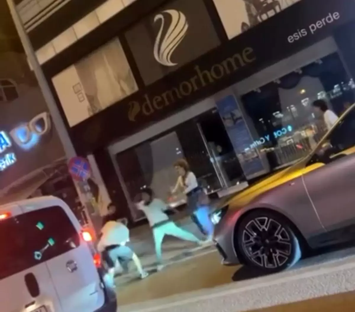 Bursa\'da Gençler Arası Kavga Boks Maçını Aratmadı