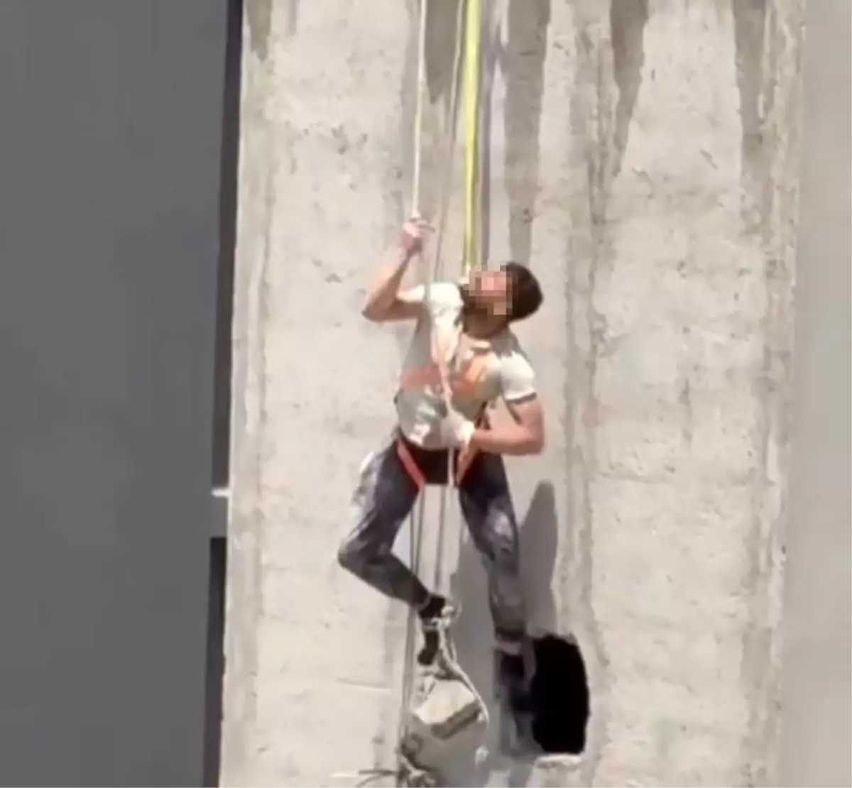 Mersin\'de İşçi Halatla Havada Asılı Kaldı