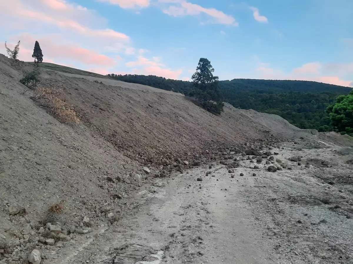 Karabük\'te Toprak Kayması, Köy Yolu Kapandı