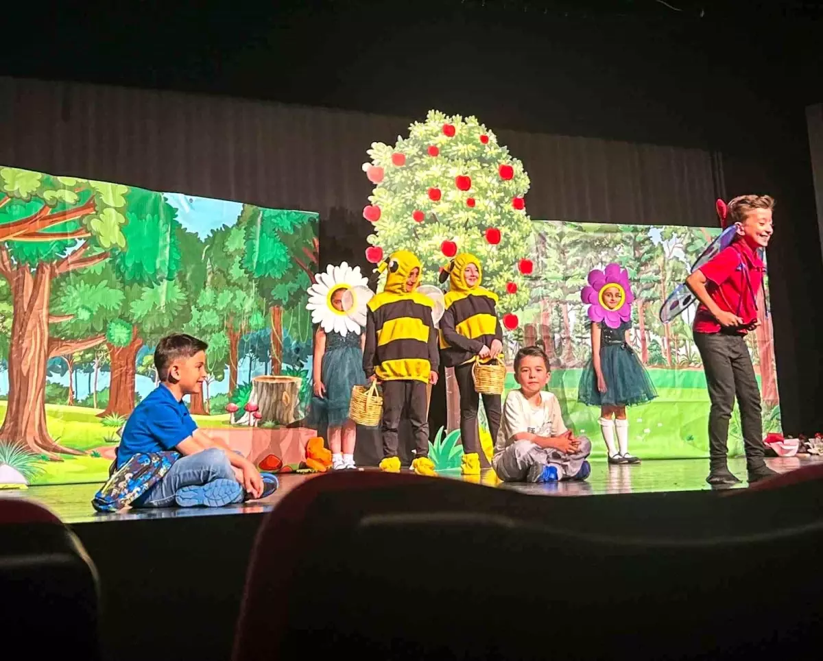 Sabancı İlkokulu Tiyatrosu\'ndan Anlamlı Gösteri