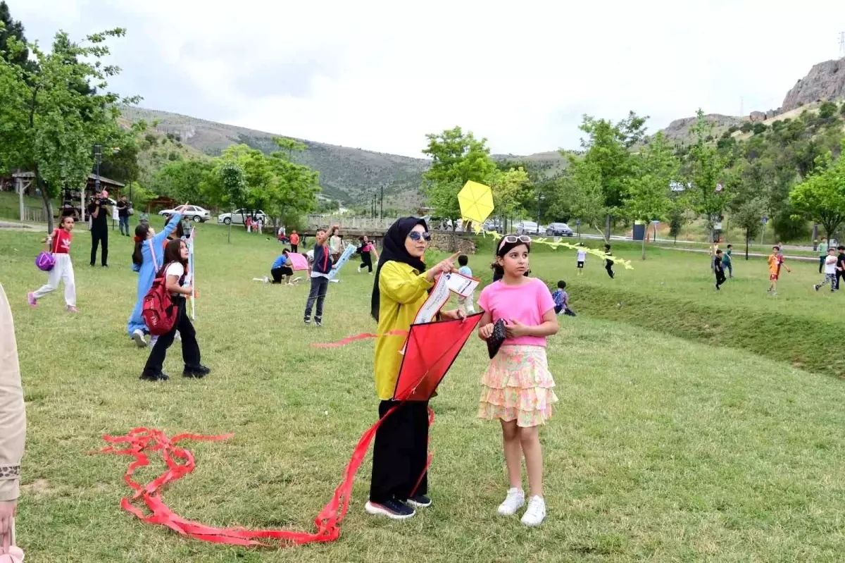 Malatya\'da Renkli Uçurtma Şenliği Düzenlendi