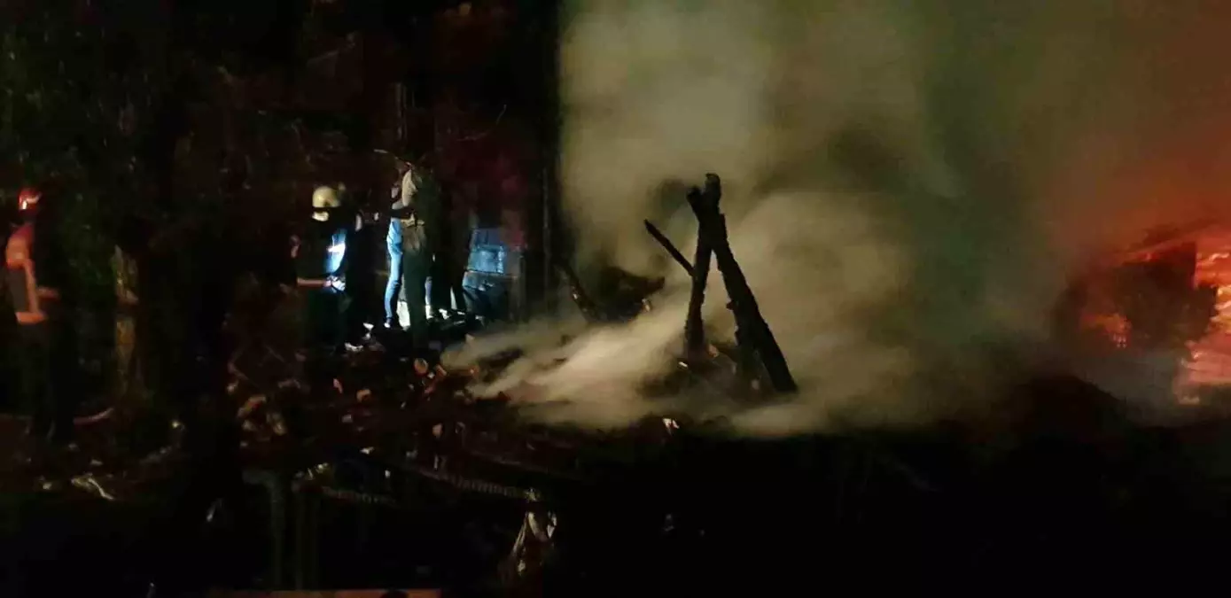 Samanlık Yangını Evi Ateşe Verdi