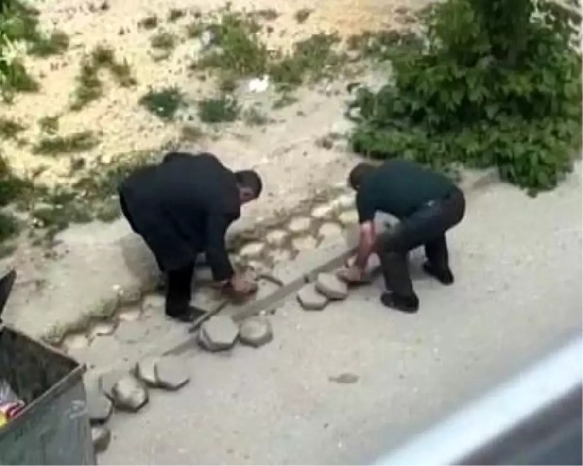 Kaldırım Taşlarını Çalan Şahıs Geri Getirdi