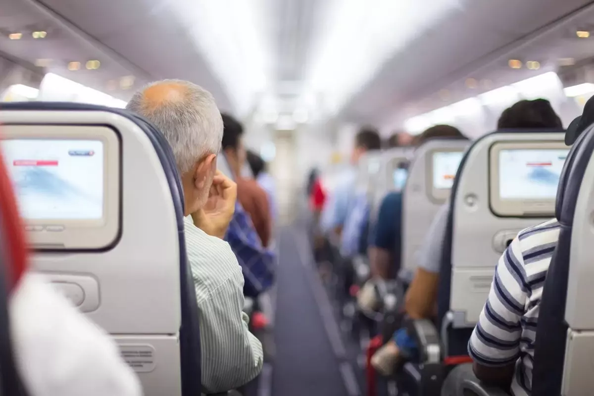 Uçakta "bomba" deyince kendilerini karakolda buldular