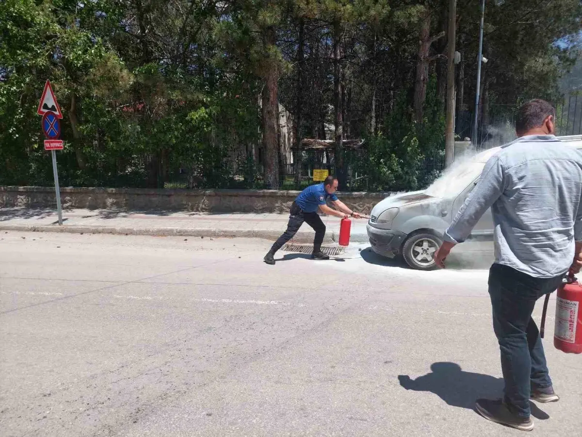 Şuhut\'ta Alev Alan Araç Polislerce Söndürüldü