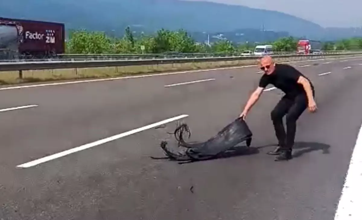 Bolu\'da Duyarlı Vatandaş Otoyolda Tehlikeyi Önledi