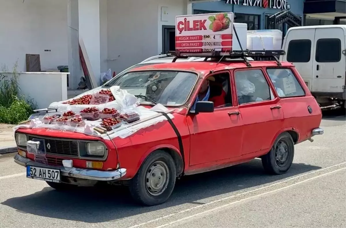 Çilekli Otomobille Satış Yapan Adam