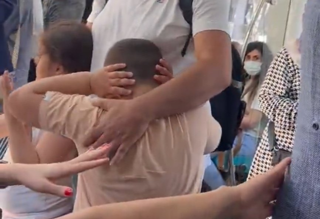 Çocuklarının gözü önünde dövülen baba sessizliğini bozdu