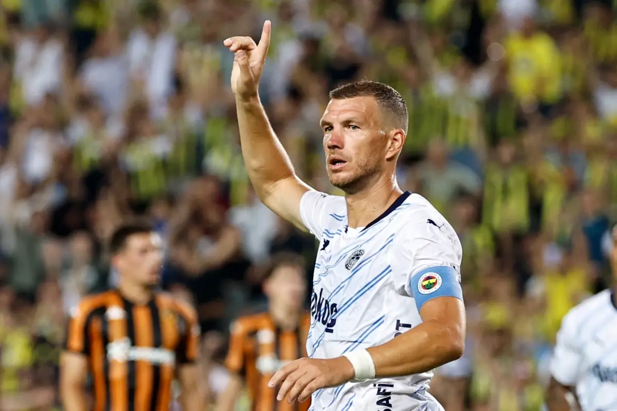 Fenerbahçe\'den ayrılan Dzeko Türkiye\'de kalabilir! Görüşmeler başladı